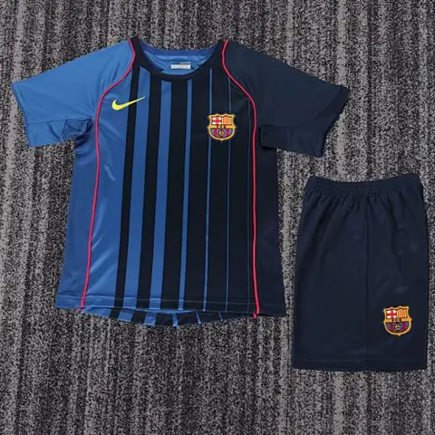 Ensemble de football enfant Barcelona — 2003/04 · Extérieur · Rétro