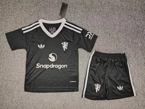 24-25 MNU black goalkeeper kid kit