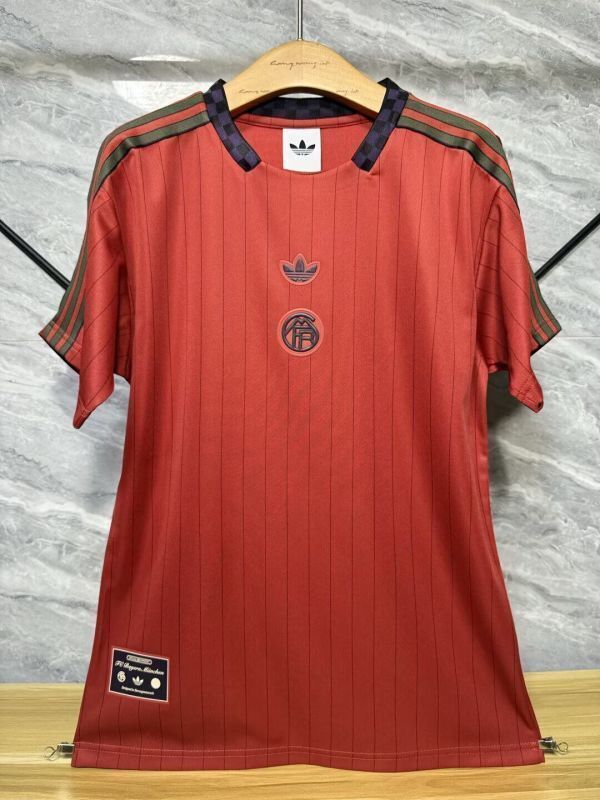 Maillot de football Bayern Munich rouge — 2025/26 · Version joueur · Rétro · tailles S–2XL
