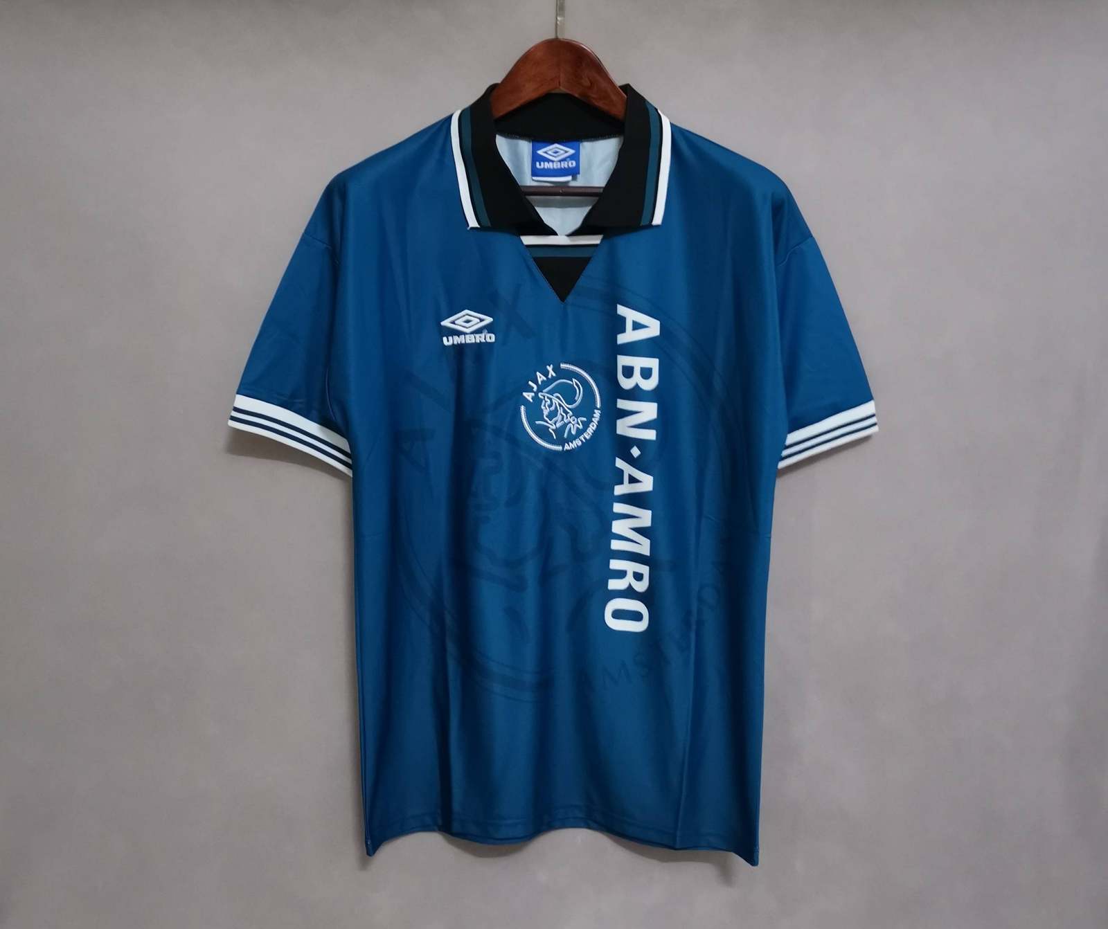 95-96 Ajax extérieur