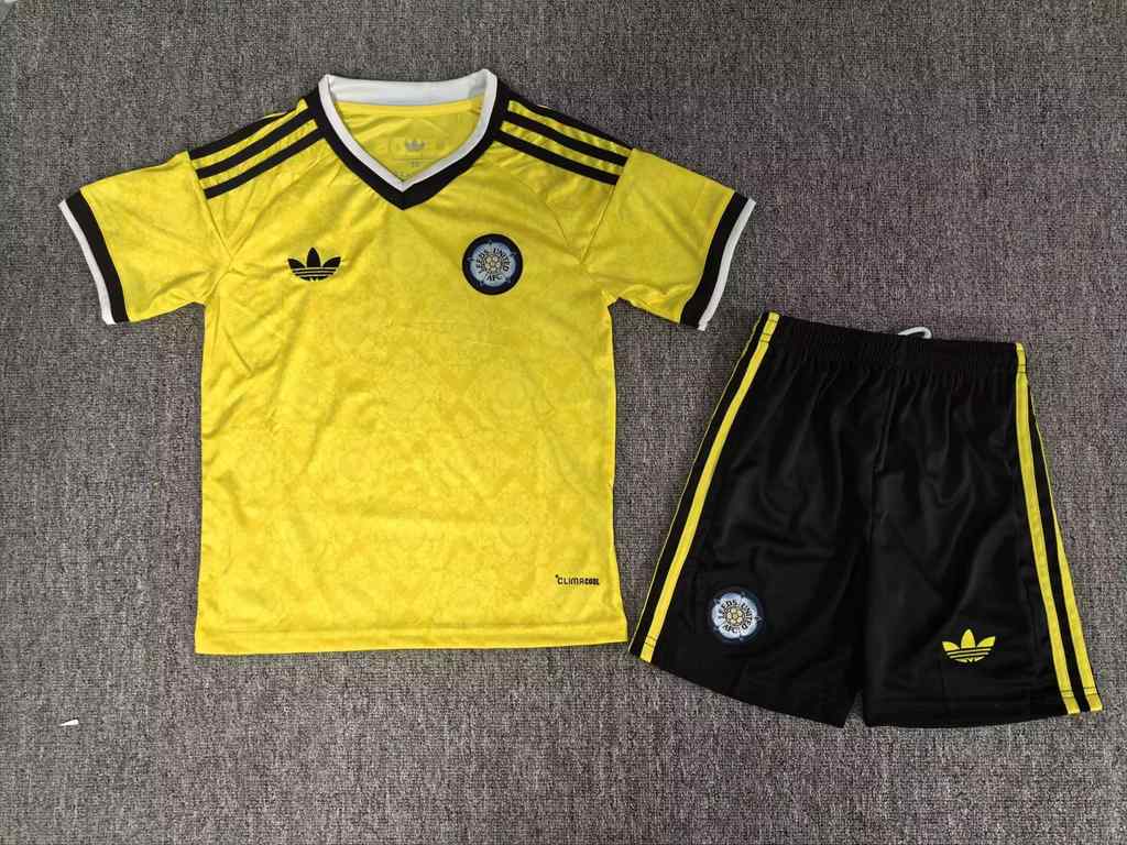 26 27 Leeds United home children's kit 26 27 利兹联 主场 孩子套件_248119233