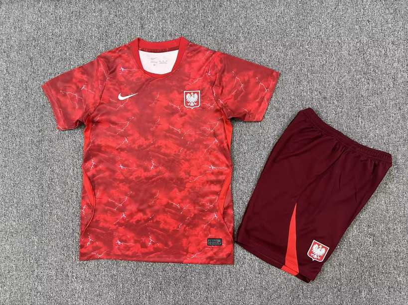 26 27 Poland away children's kit 16-30 26 27 波兰 客场 孩子套件 16-30