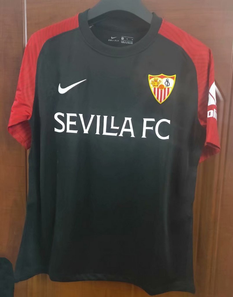 21-22 Seville troisième tenue