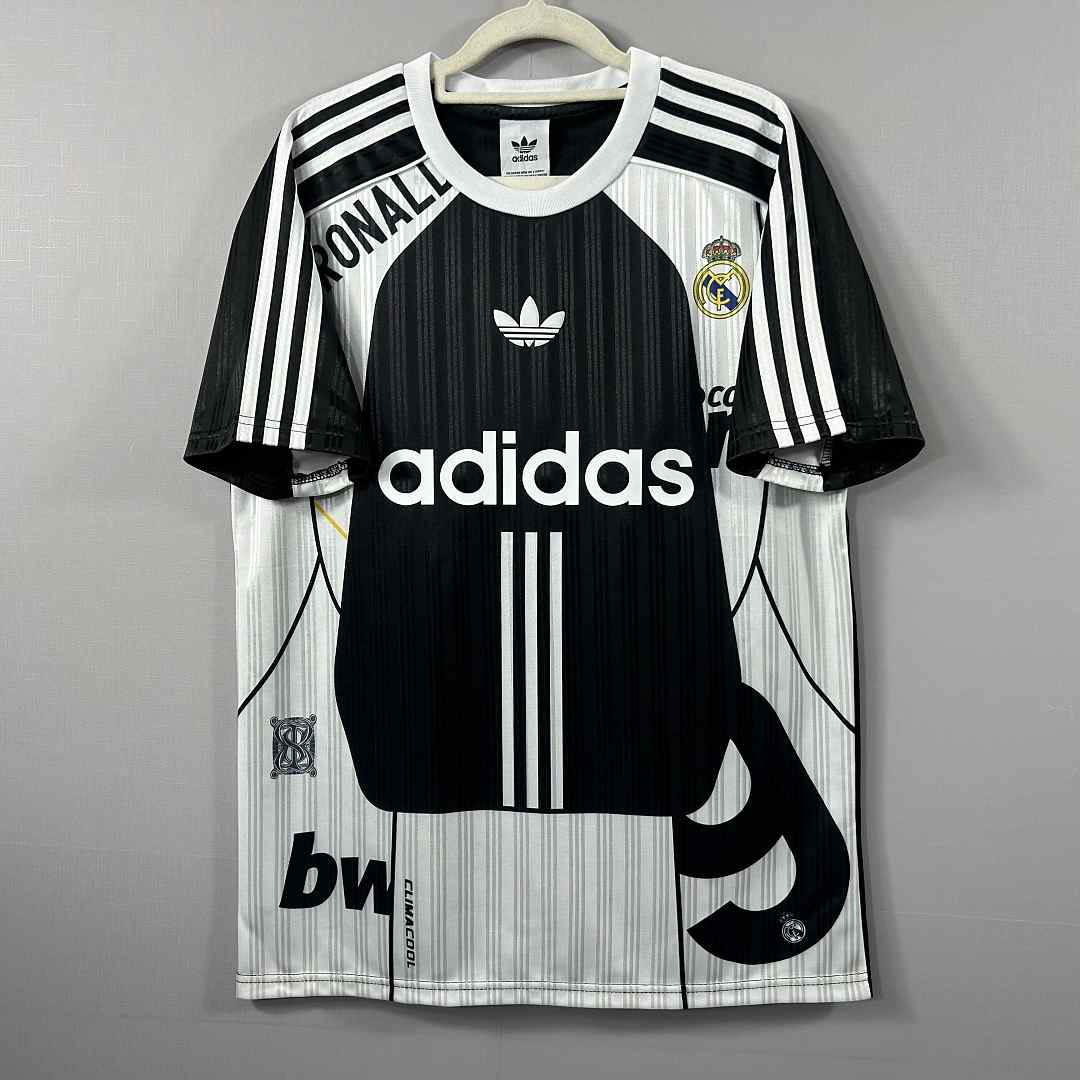 Maillot de football Real Madrid noir et blanc entraînement — 2026/27 · tailles S–2XL