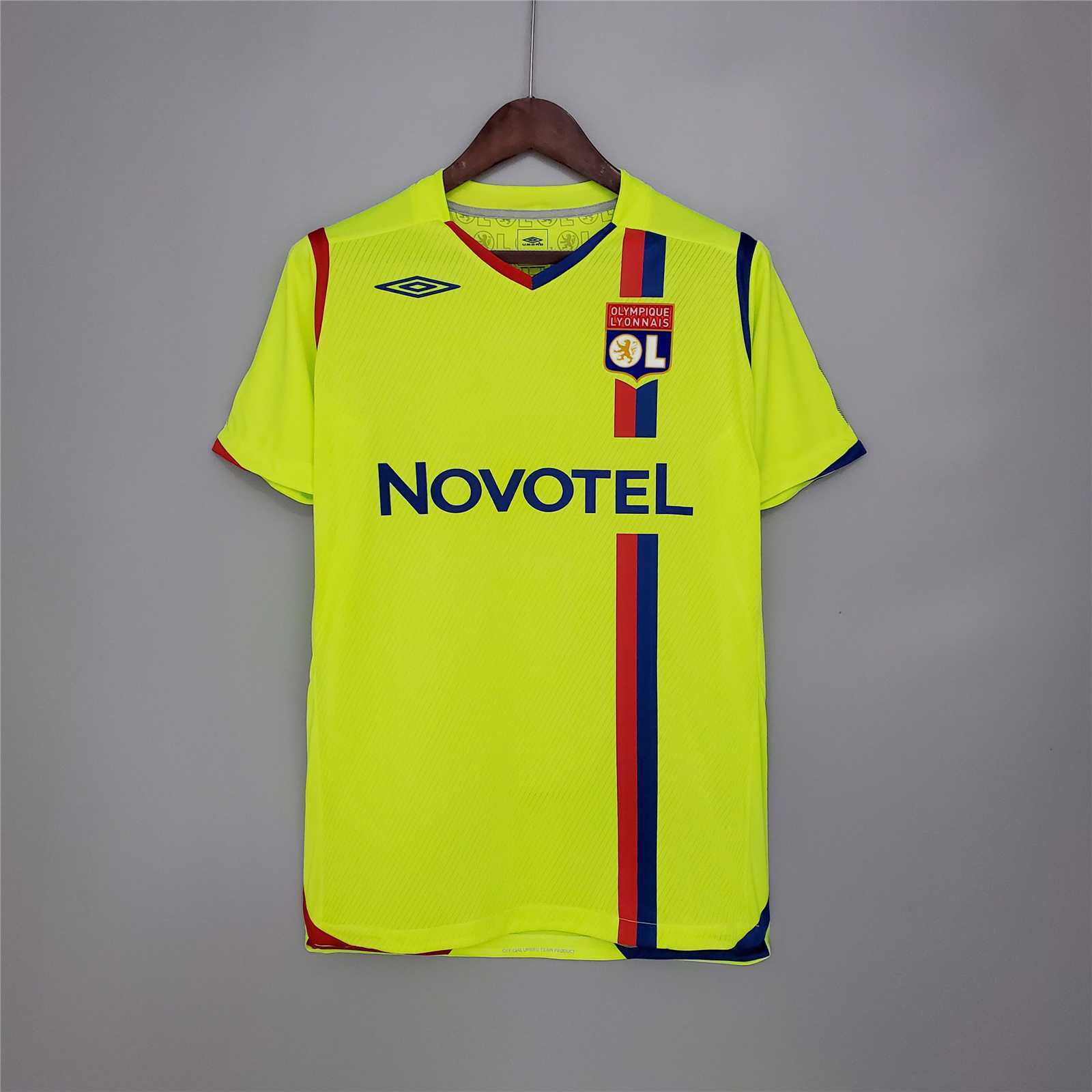 08-09 Lyon troisième tenue vert avec UCL et fonts