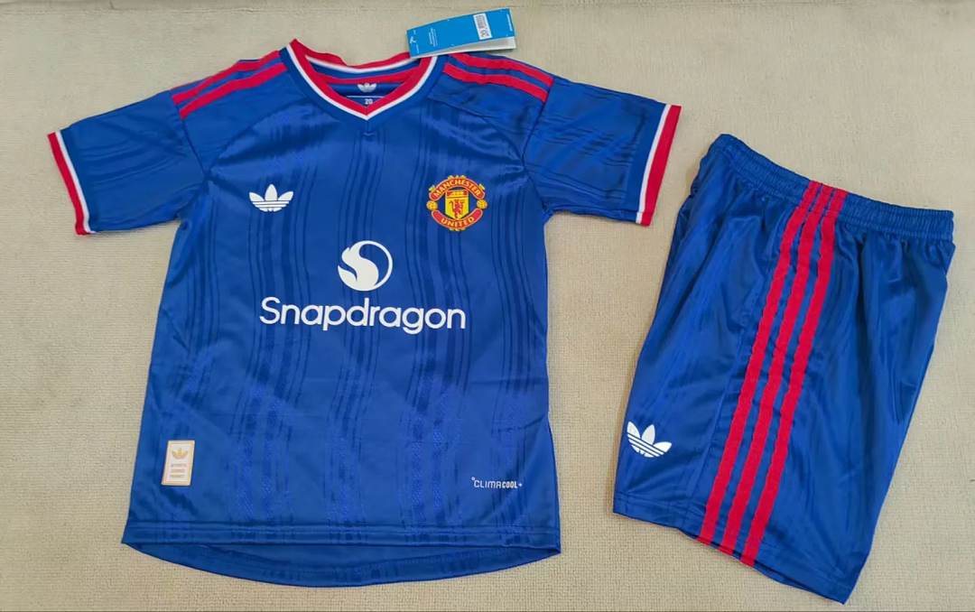 Ensemble de football enfant Manchester United — 2026/27 · Extérieur · Version joueur · tailles 16–28