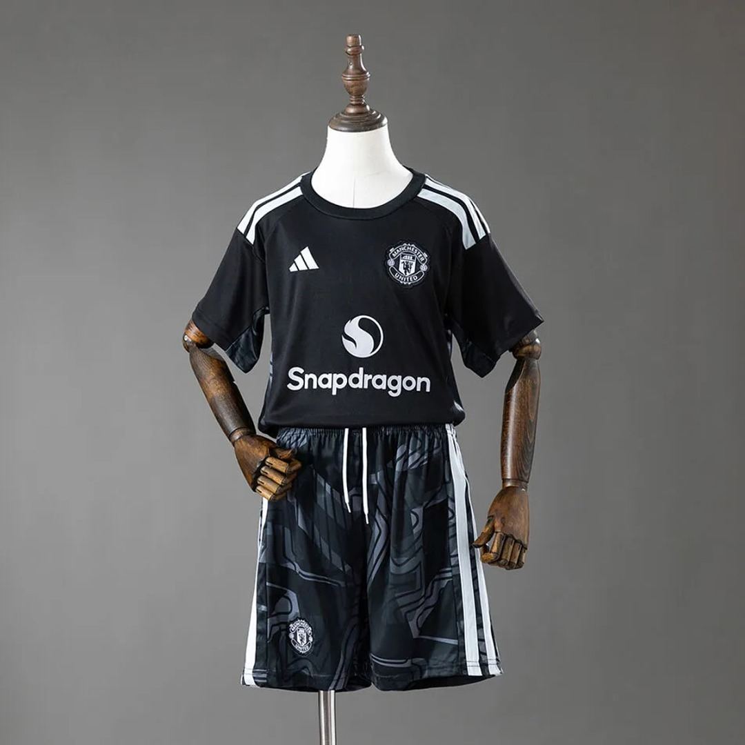 2026/27 Manchester United Black Goalkeeper Kids Kit 16-28
