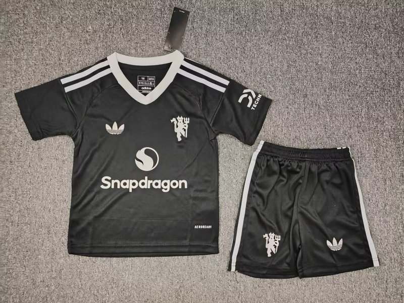 24-25 MNU black goalkeeper kid kit