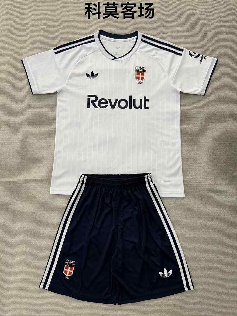Ensemble de football enfant Como 1907 blanc — 2026/27 · Extérieur · tailles 16–28