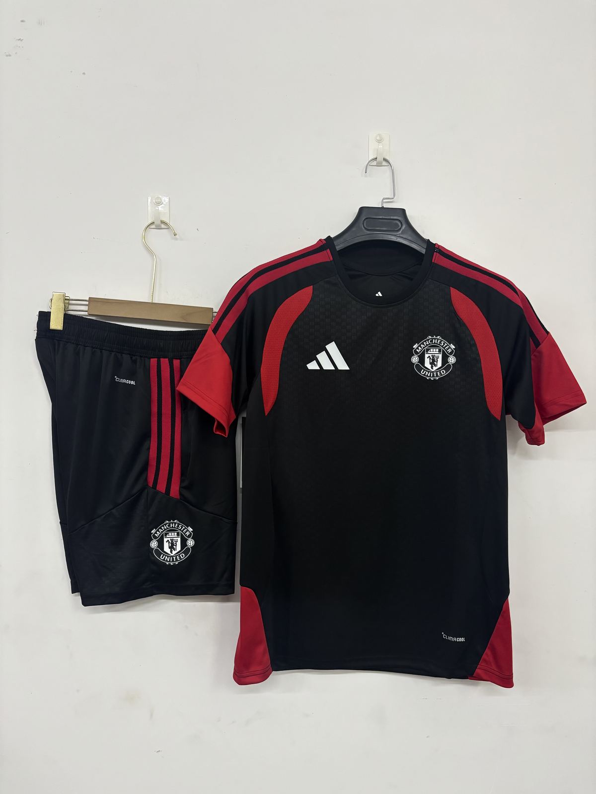 26 27 Man united black training suits 26 27 曼联 黑色 短袖 训练服 S-3XL